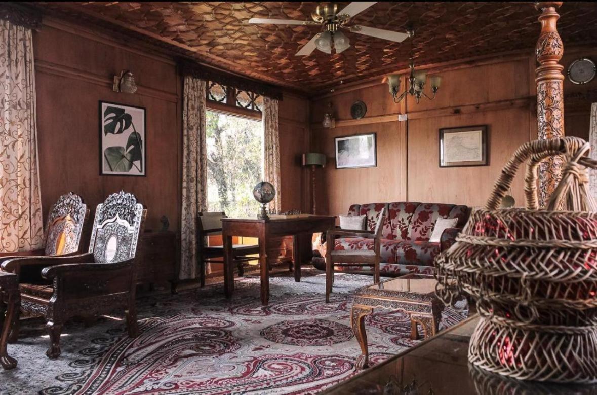 Houseboat Plato Excellence Hotel Srīnagar Quarto foto